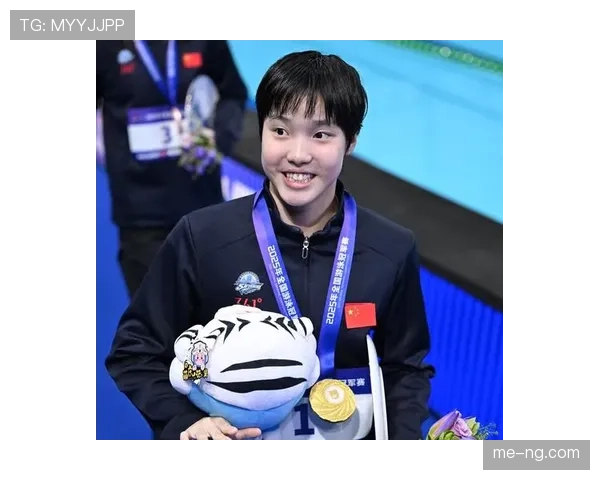 李冰洁比赛后直接换拖鞋，这架势比谁都随性啊，真不像冰上的姑娘了