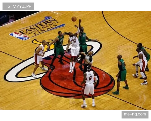 争球判定规则在什么情况下会生效？如何判断球员跳球